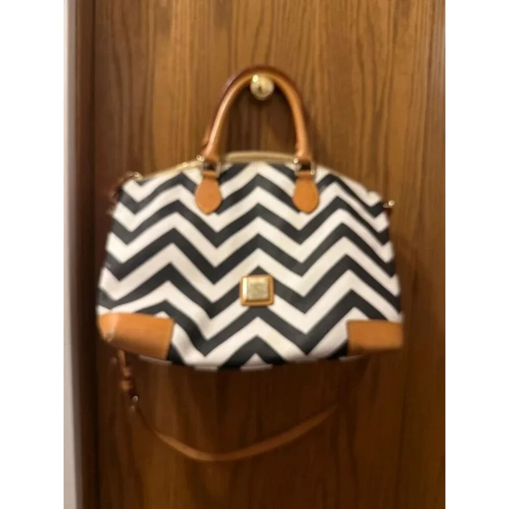 Dooney & Bourke Chevron black/white purse w/ crossbody strap
